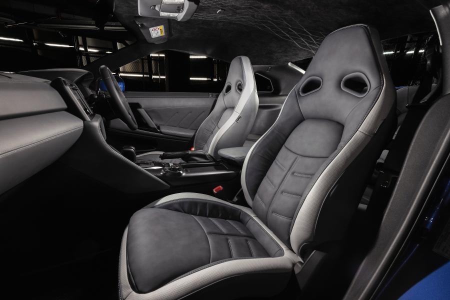 Интерьер Nissan GT-R 50th Anniversary (R35) 2019 года  (AU) (фото 23 из 34)